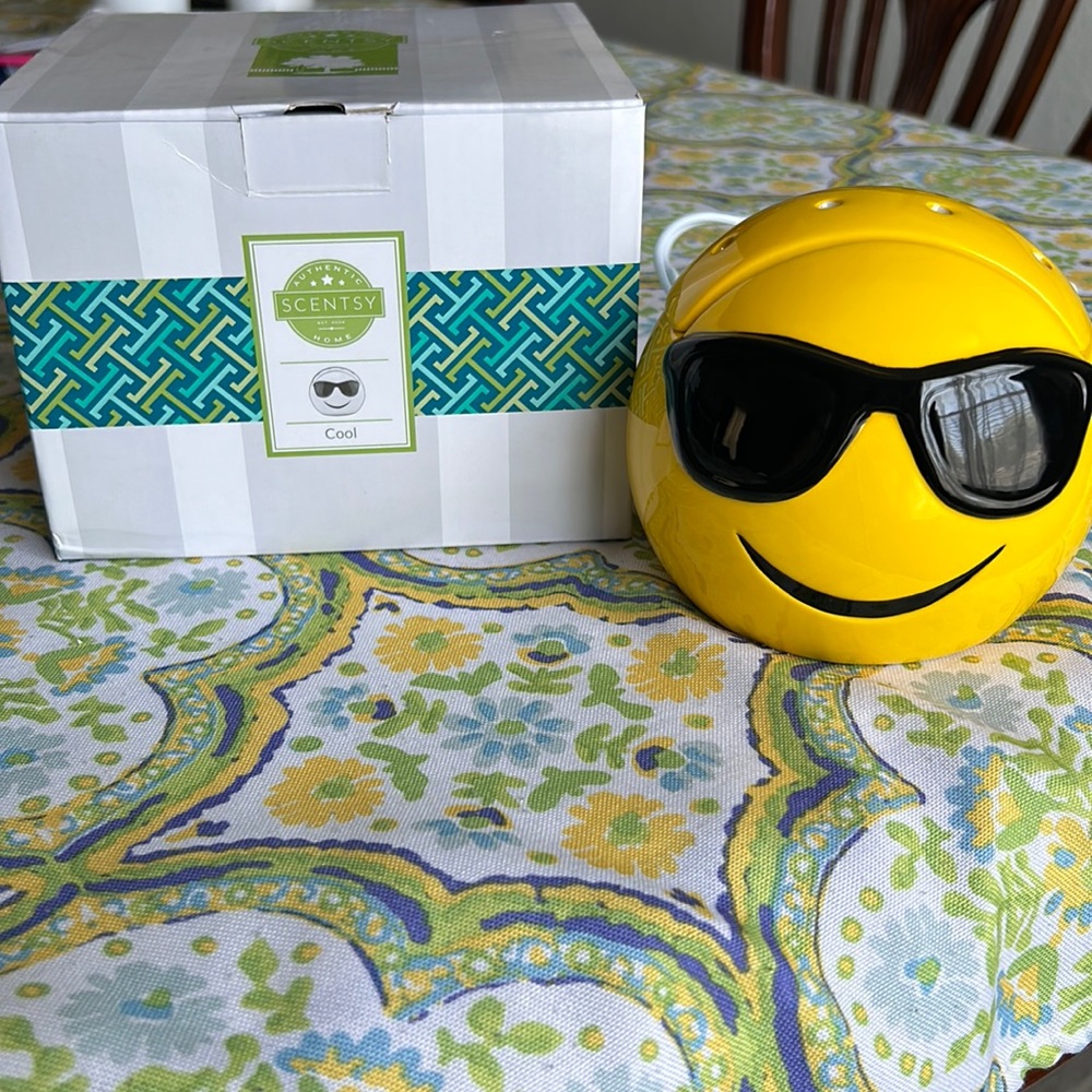 RETIRED Scentsy “Cool” smiley face warmer